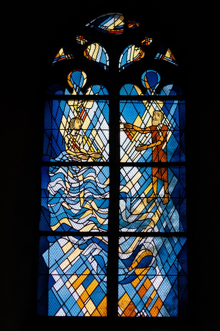 Fenster „Taufe Jesu“ in der Taufkapelle im Nordturm (Alois Plum, 2. Hälfte 20. Jh.)