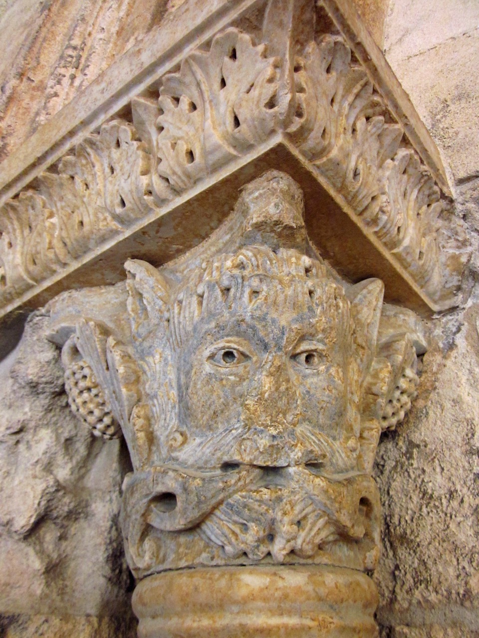 Kreuzgang, Kapitell mit Blattmaske