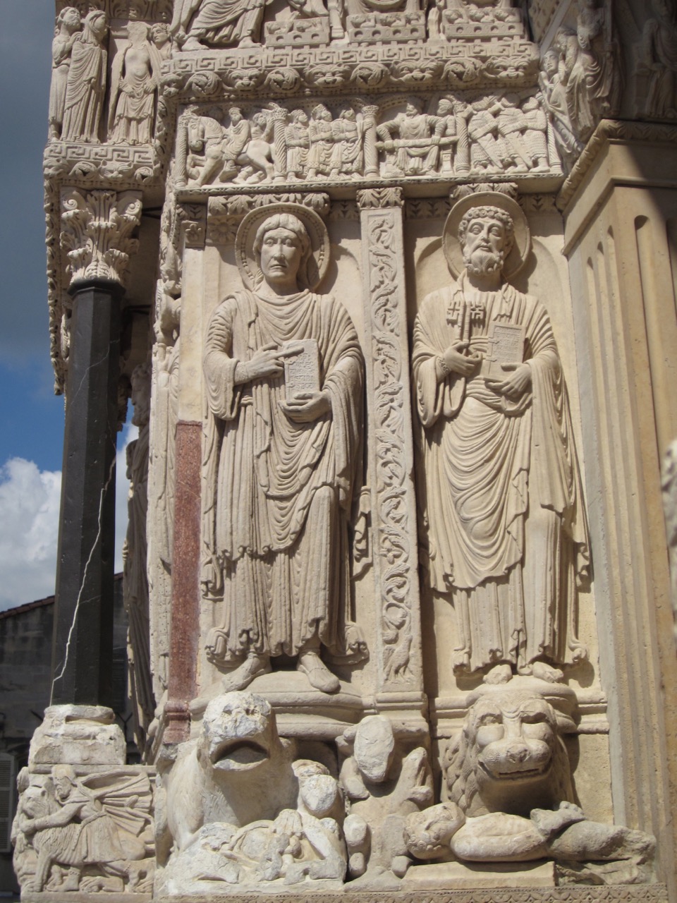 Figuren des Evangelisten Johannes und des Apostels Petrus am Westportal (um 1190)