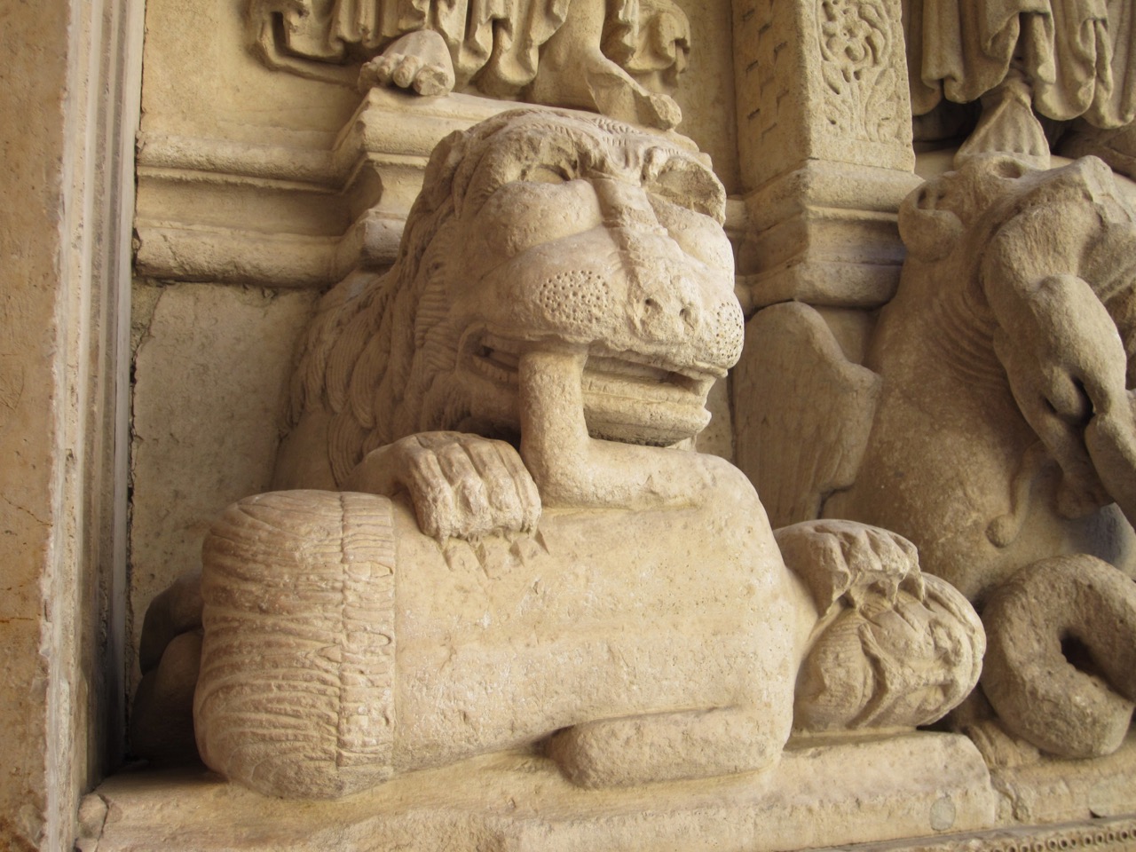 Löwenfigur am Westportal (um 1190)