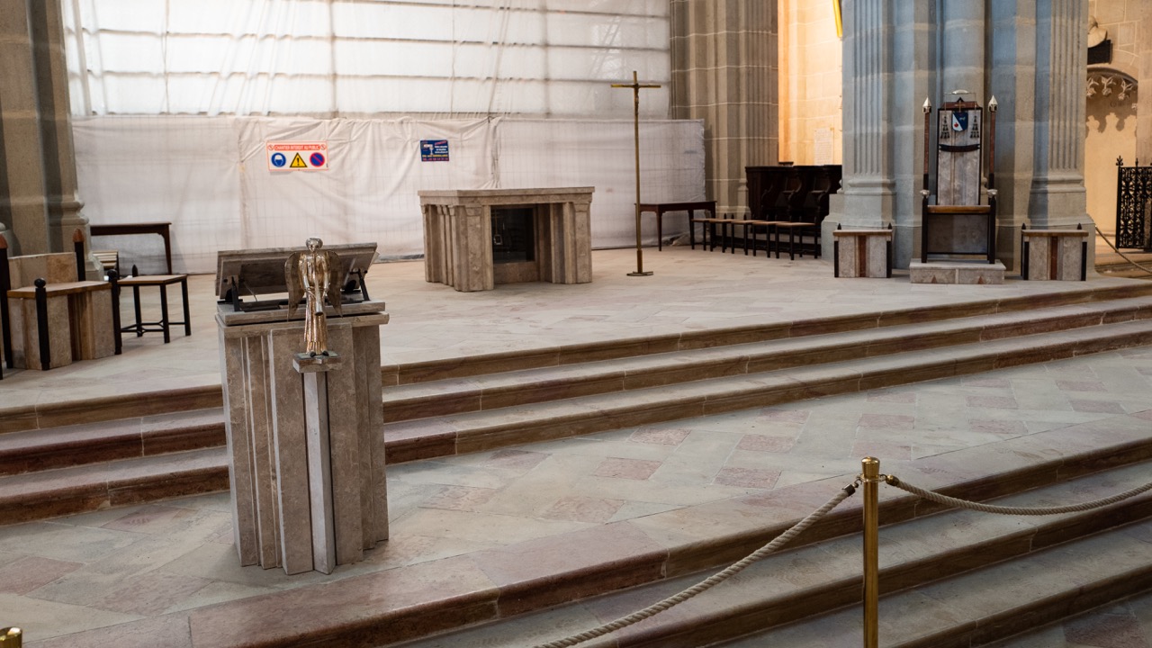 Altarraum mit Ambo und Cathedra von Goudji (2011)