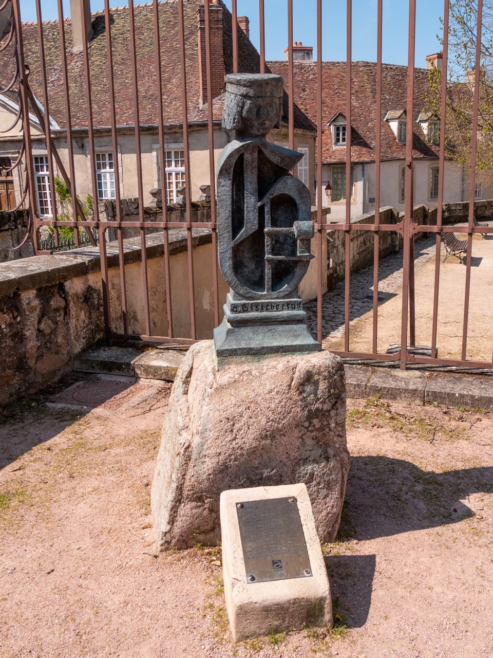 Denkmal für den Steinmetz Gislebertus