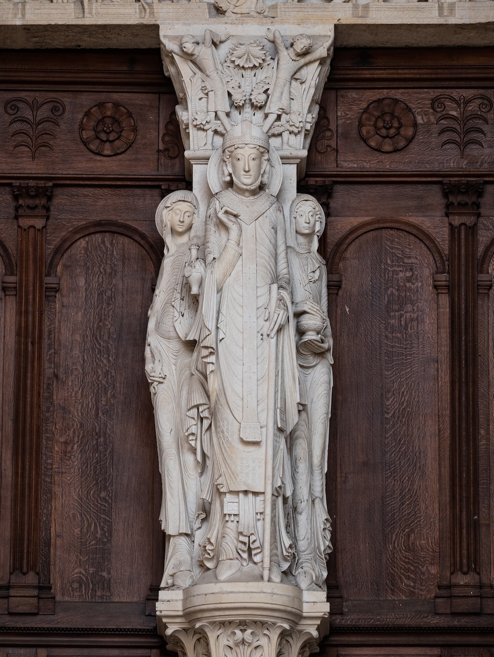 Nordportal, Trumeau (der hl. Lazarus mit Martha und Maria Magdalena; 19. Jh.)