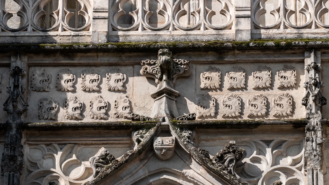 Ostfassade, Fries über dem Fenster der Toulon-Kapelle