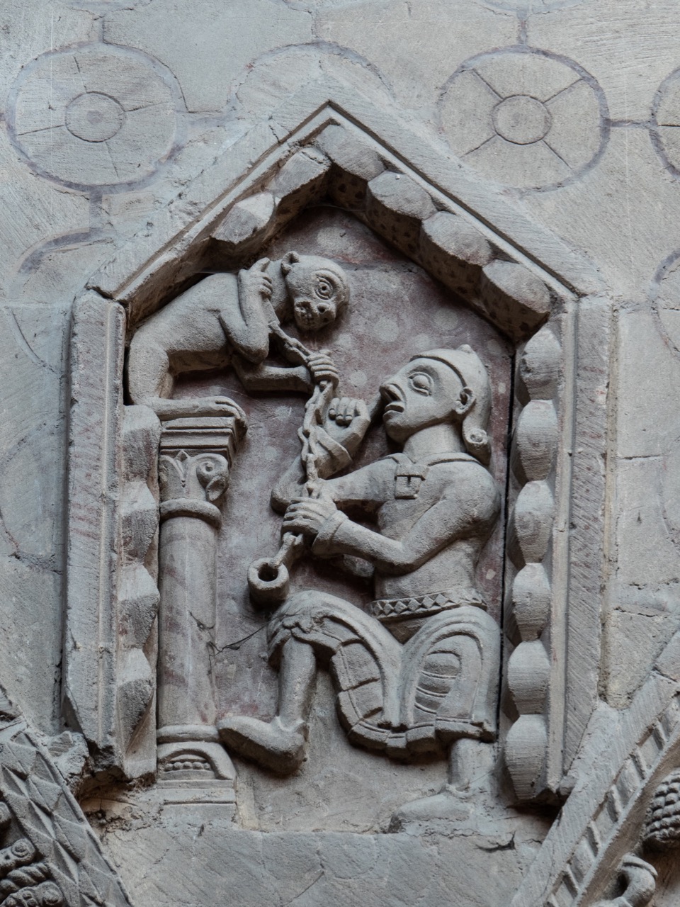 Nordarkade, Relief eines Affenbändigers (12. Jh.)