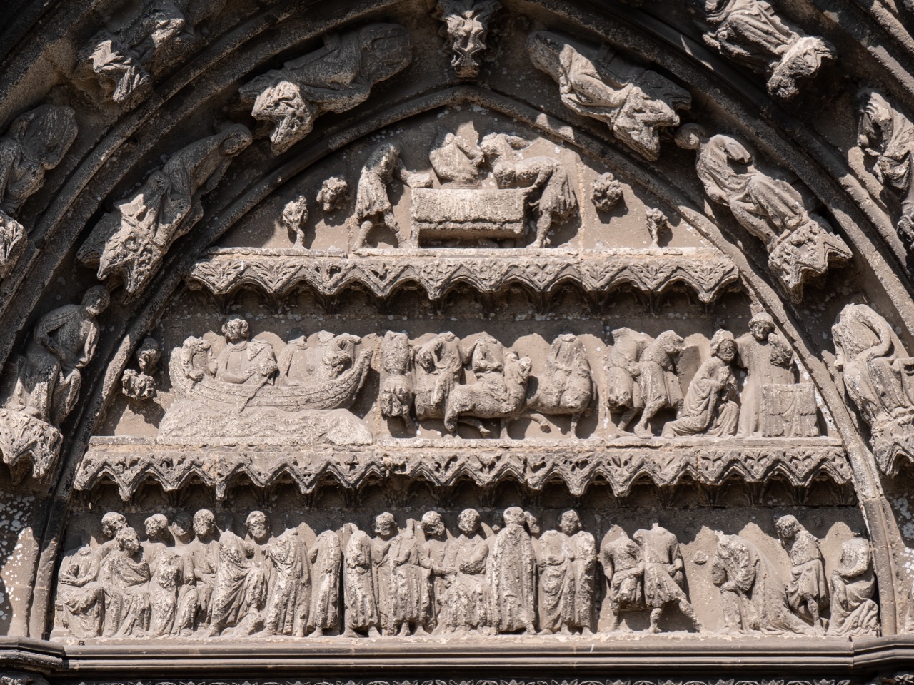 Dompropstportal, Tympanon mit dem Martyrium des hl. Thomas Becket (2. Hälfte 13. Jh.)