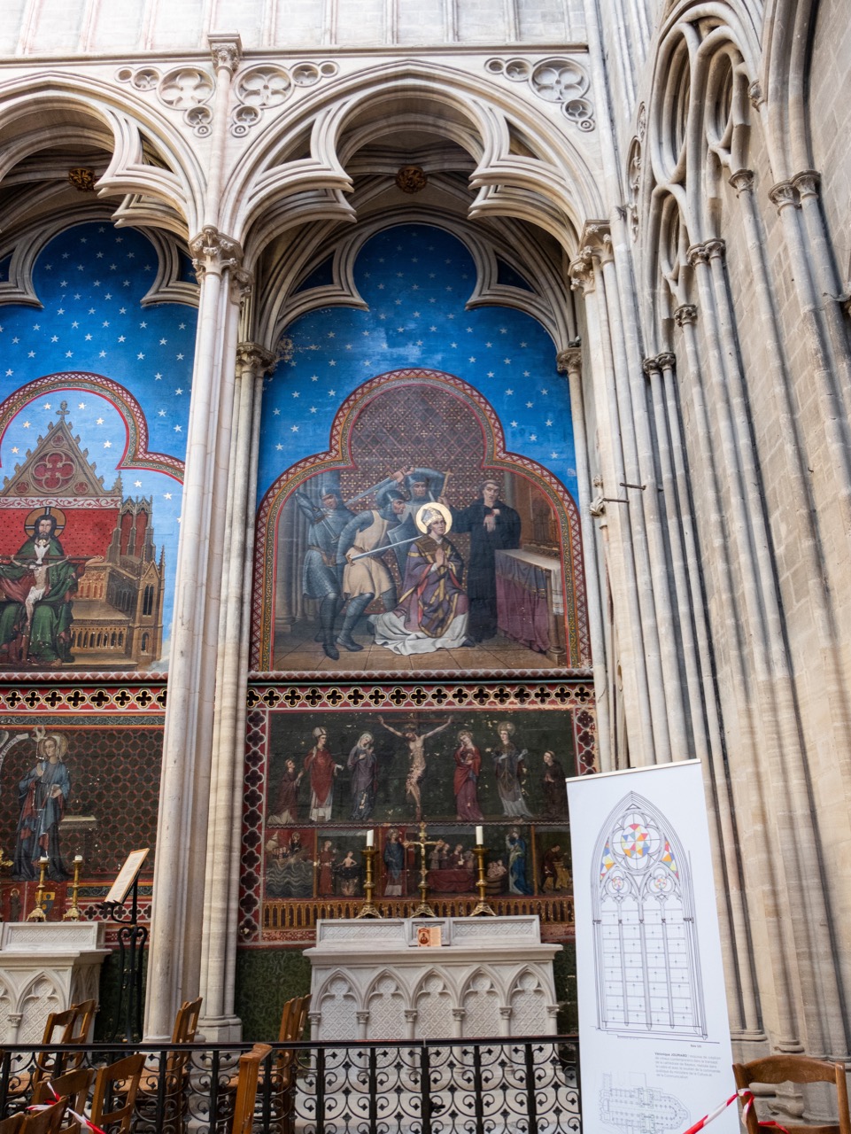 Südliches Querschiff, rechter Altar mit Martyrium des hl. Thomas Becket (19. Jh.) und Kreuzigungsszene (13. Jh.)