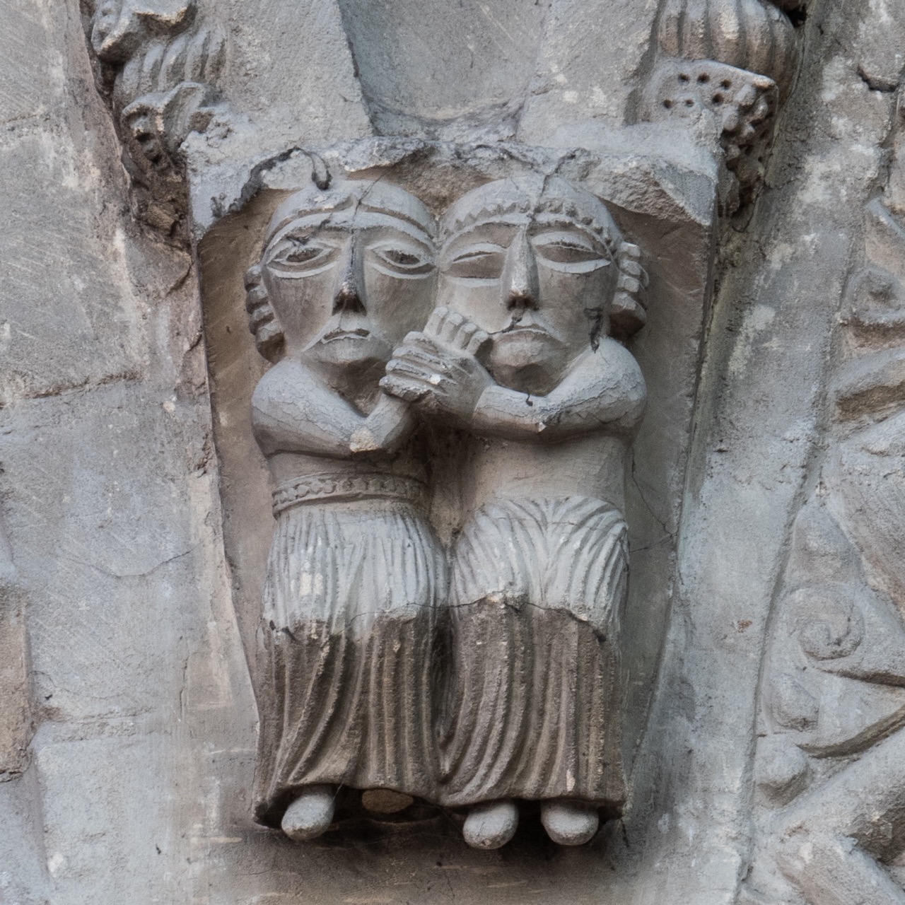Südarkade, Relief der „Liebenden von Bayeux“ (12. Jh.)
