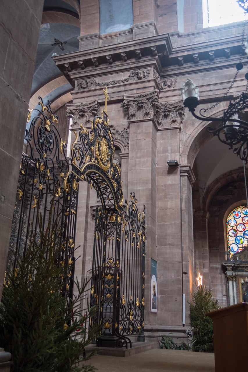 <a href="https://www.visit-a-church.info/glossary#Verkröpfung" target="_blank">Verkröpftes</a> <a href="https://www.visit-a-church.info/glossary#Gesims" target="_blank">Gesims</a> am Übergang zwischen Langhaus und Querhaus