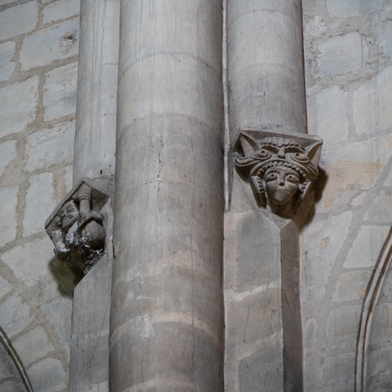 Frühgotische Kapitelle im Langhaus (um 1120)