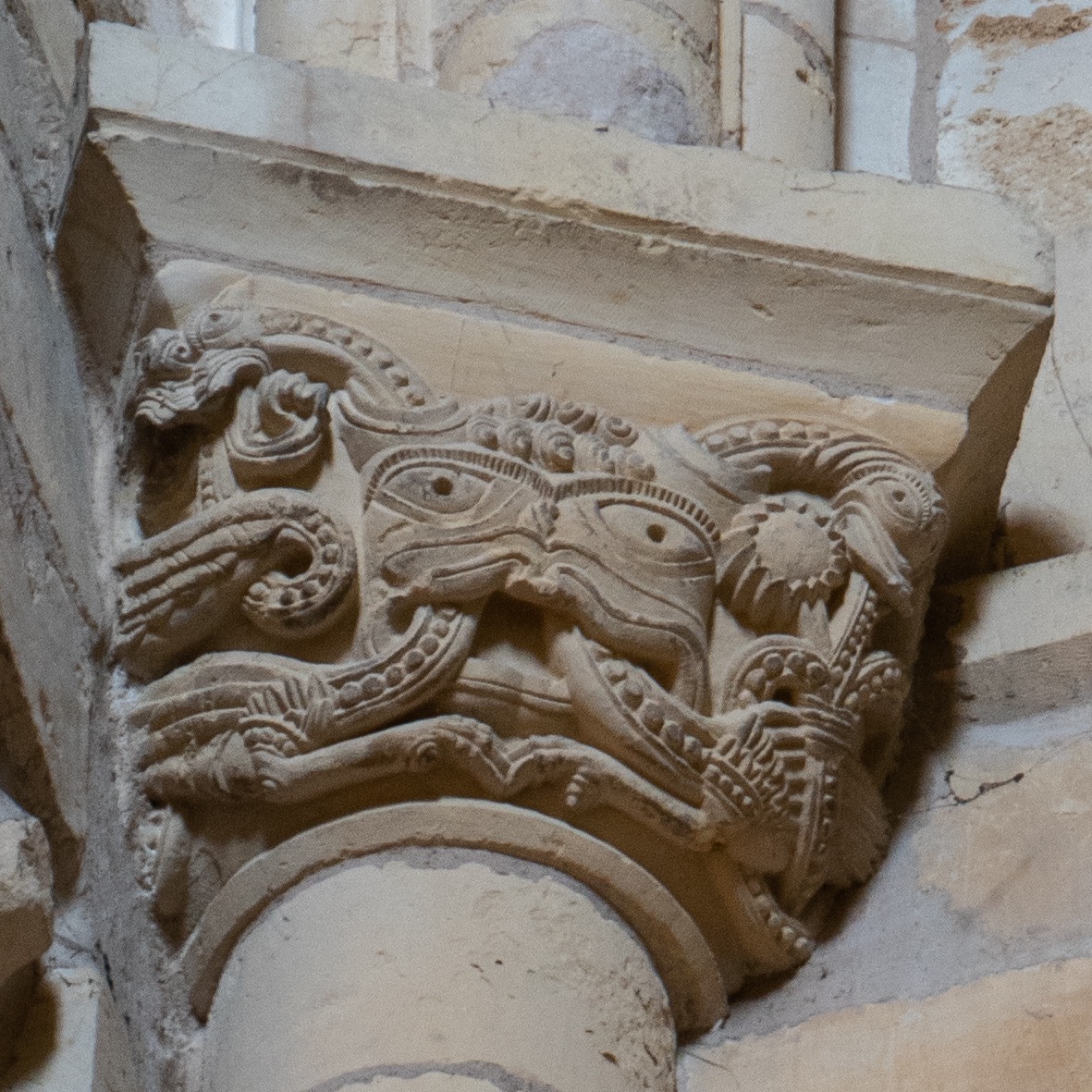 Frühgotisches Kapitell im Langhaus (um 1120), Detail