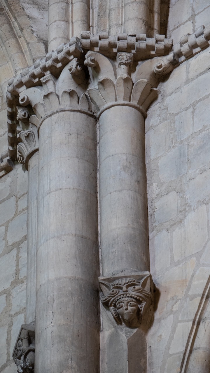 Frühgotische Kapitelle im Langhaus (um 1120)