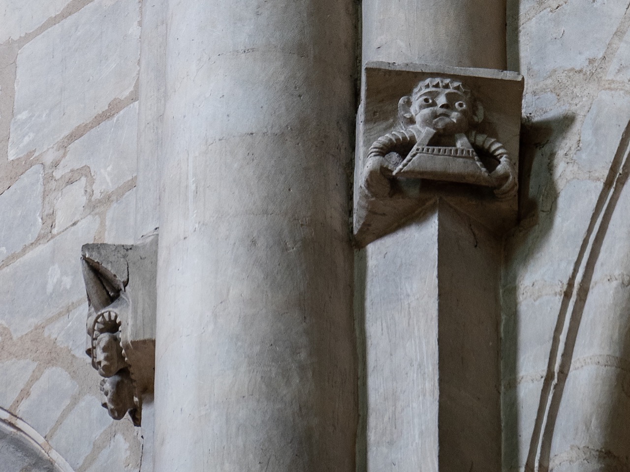 Frühgotische Kapitelle im Langhaus (um 1120)