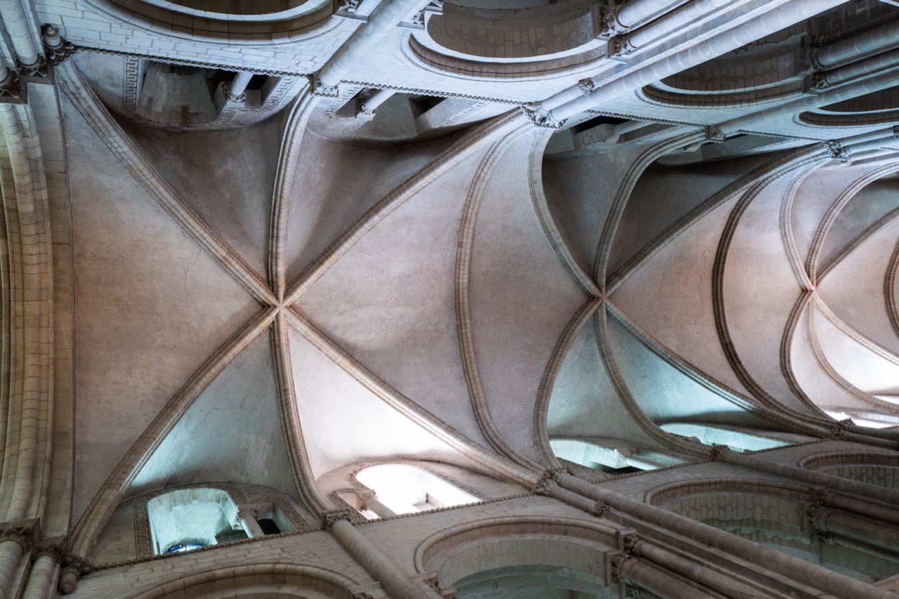 Sechsteiliges Kreuzrippengewölbe im Langhaus (um 1120)