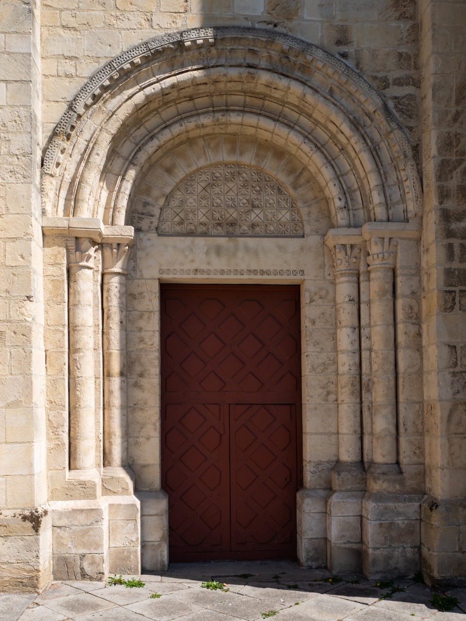 Westfassade, linkes Seitenportal