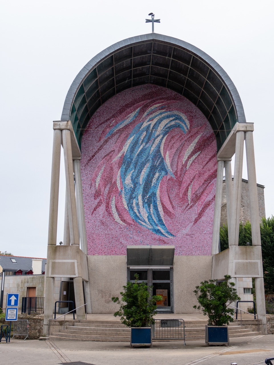 Außenansicht von Nordwesten (Mosaik von Jean Bazaine)