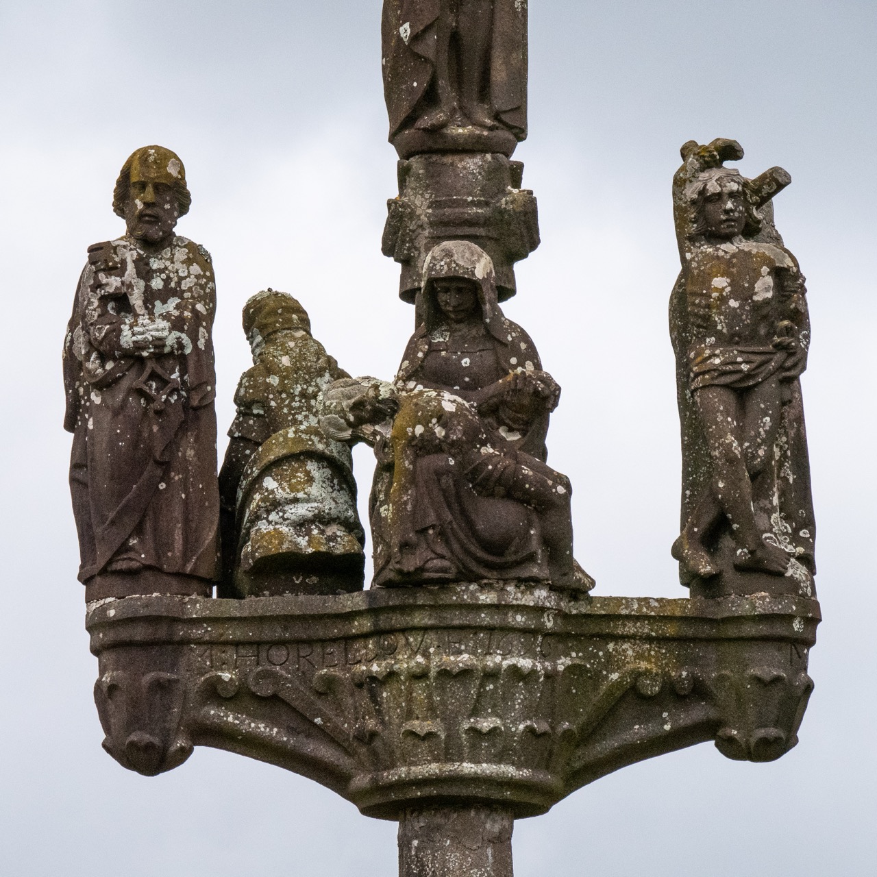 Kalvarienberg (um 1550), Ostseite, Pietà, flankiert von den hl. Petrus und Sebastian (Bastien Prigent, um 1550)