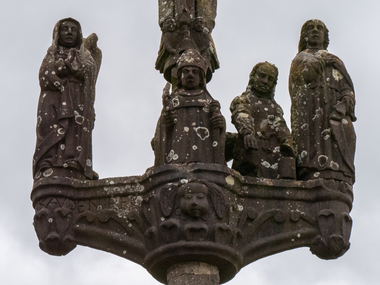 Kalvarienberg (um 1550), Westseite, Querbalken mit (von links) der Jungfrau Maria, dem hl. Exuperius, der hl. Maria Magdalena und dem Evangelisten Johannes (alle Bastien Prigent, um 1550)