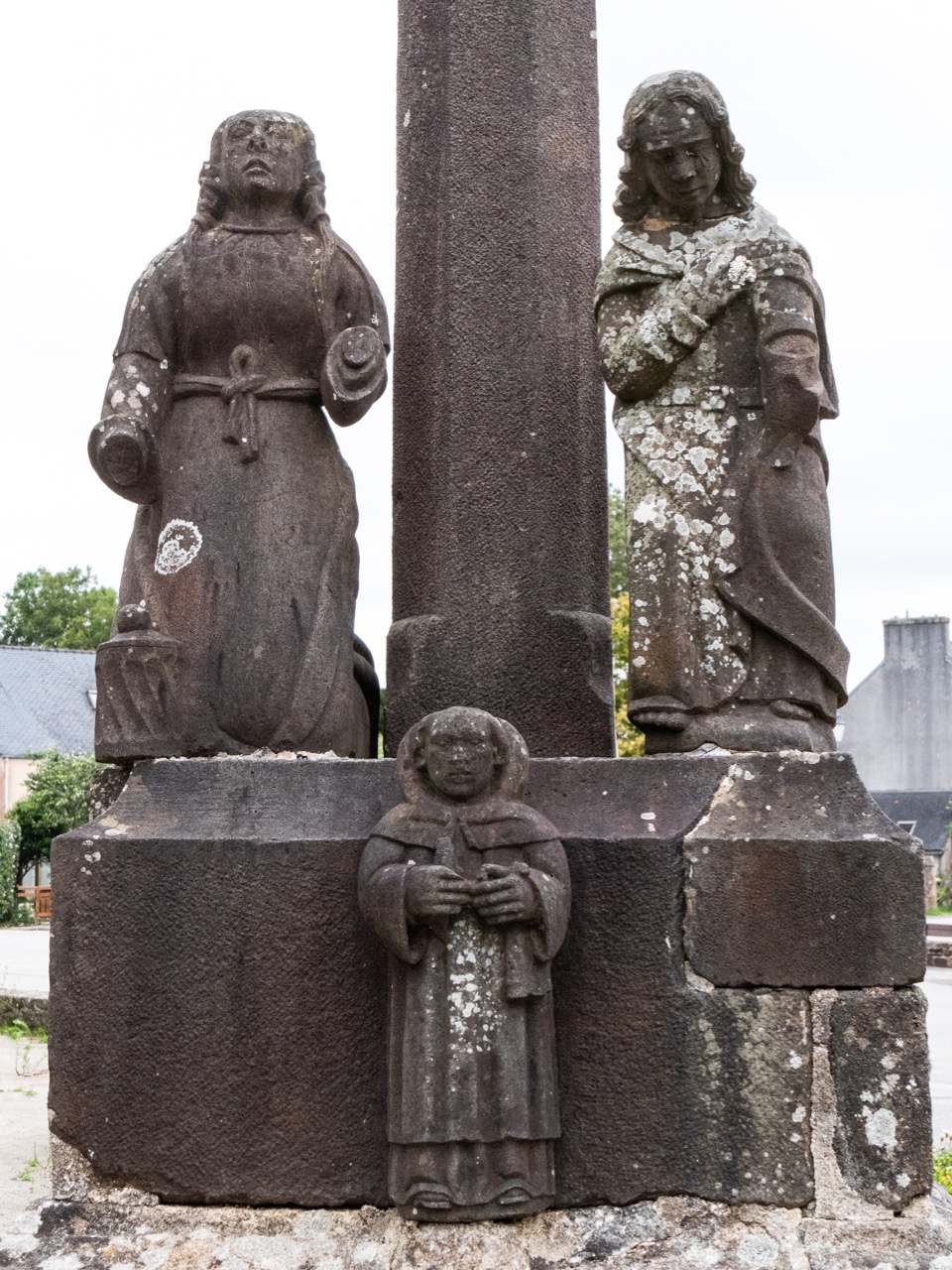 Kalvarienberg (um 1550), Westseite, Sockel mit der hl. Maria Magdalena, dem Evangelisten Johannes und dem hl. Yves (alle Bastien Prigent, um 1550)