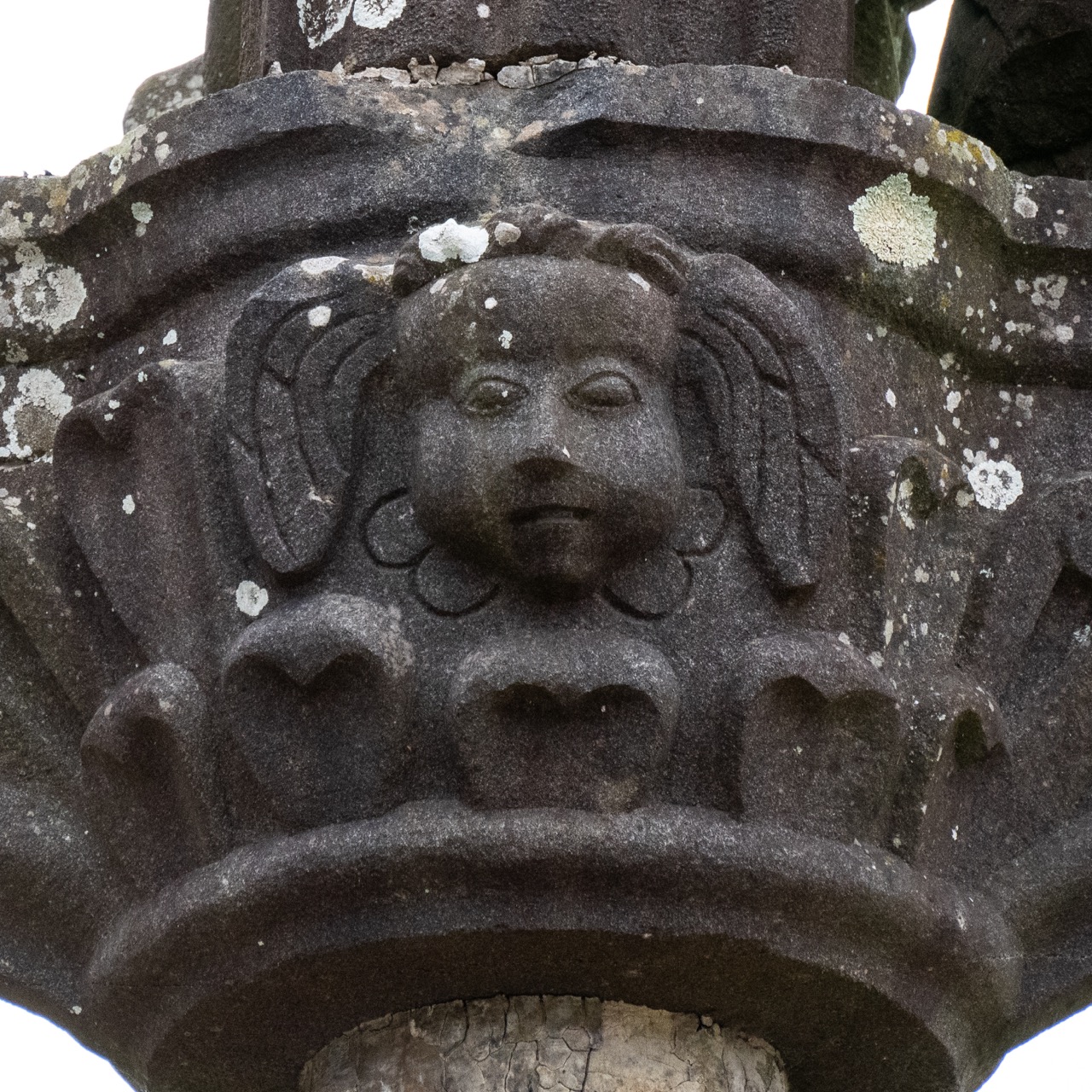 Kalvarienberg (um 1550), Westseite, Kinderkopf mit Blattmaskenmotiven