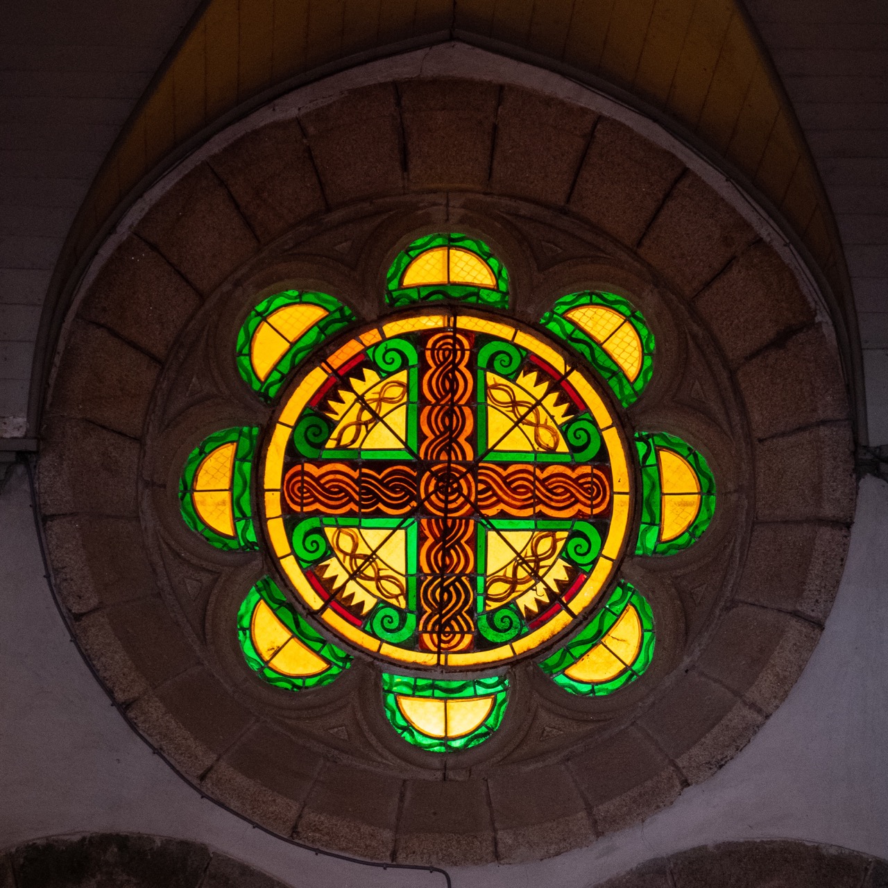 Buntglasfenster mit keltischen Motiven