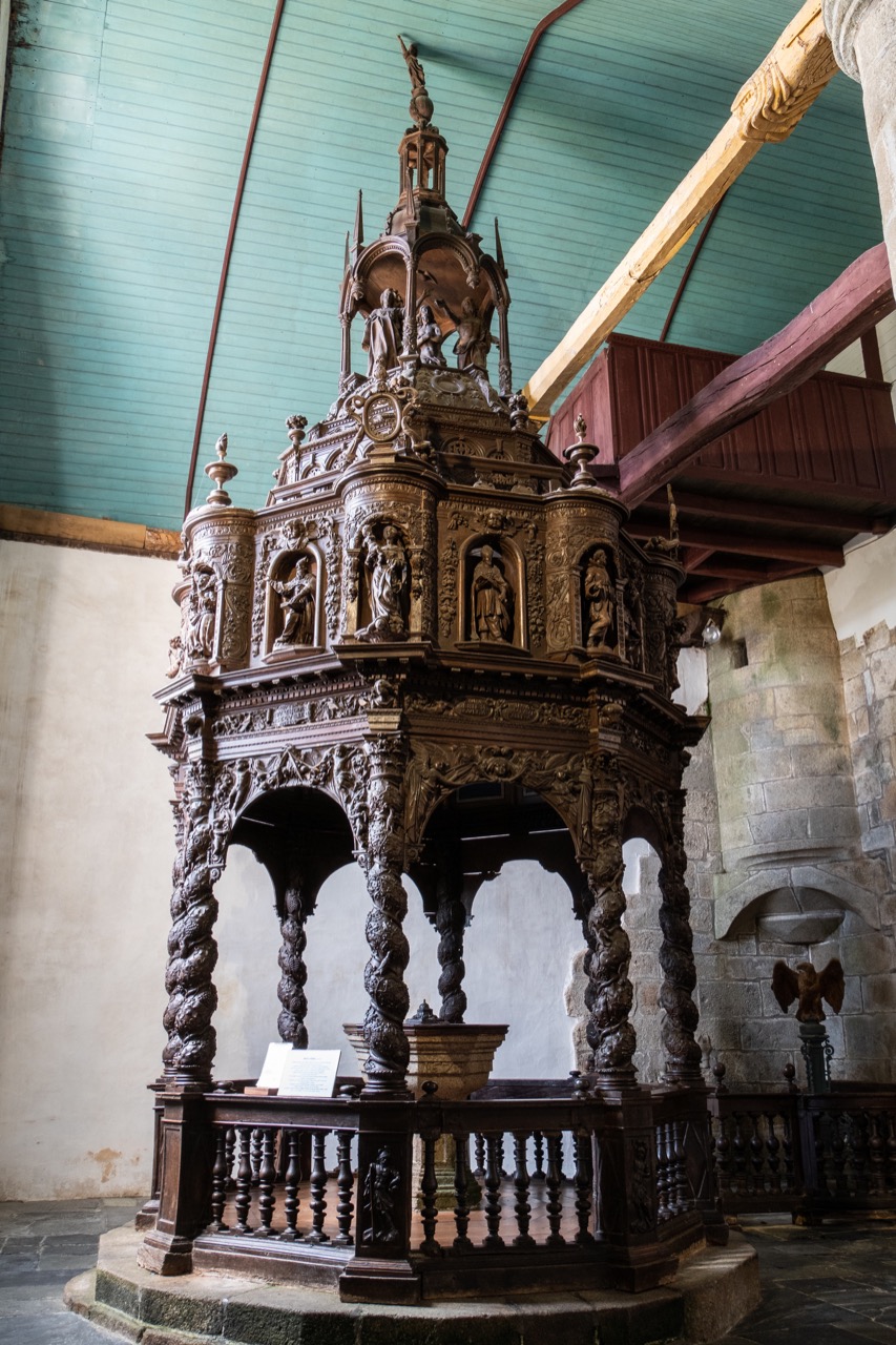 Taufkapelle mit Taufstein aus Granit (1675)