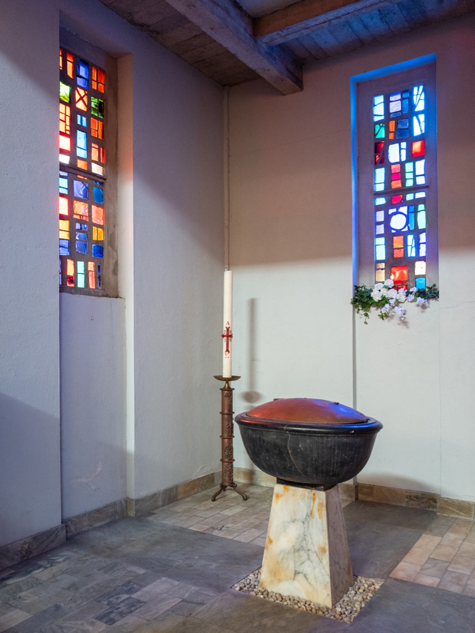 Taufkapelle (Taufbecken aus der Vorgängerkirche)