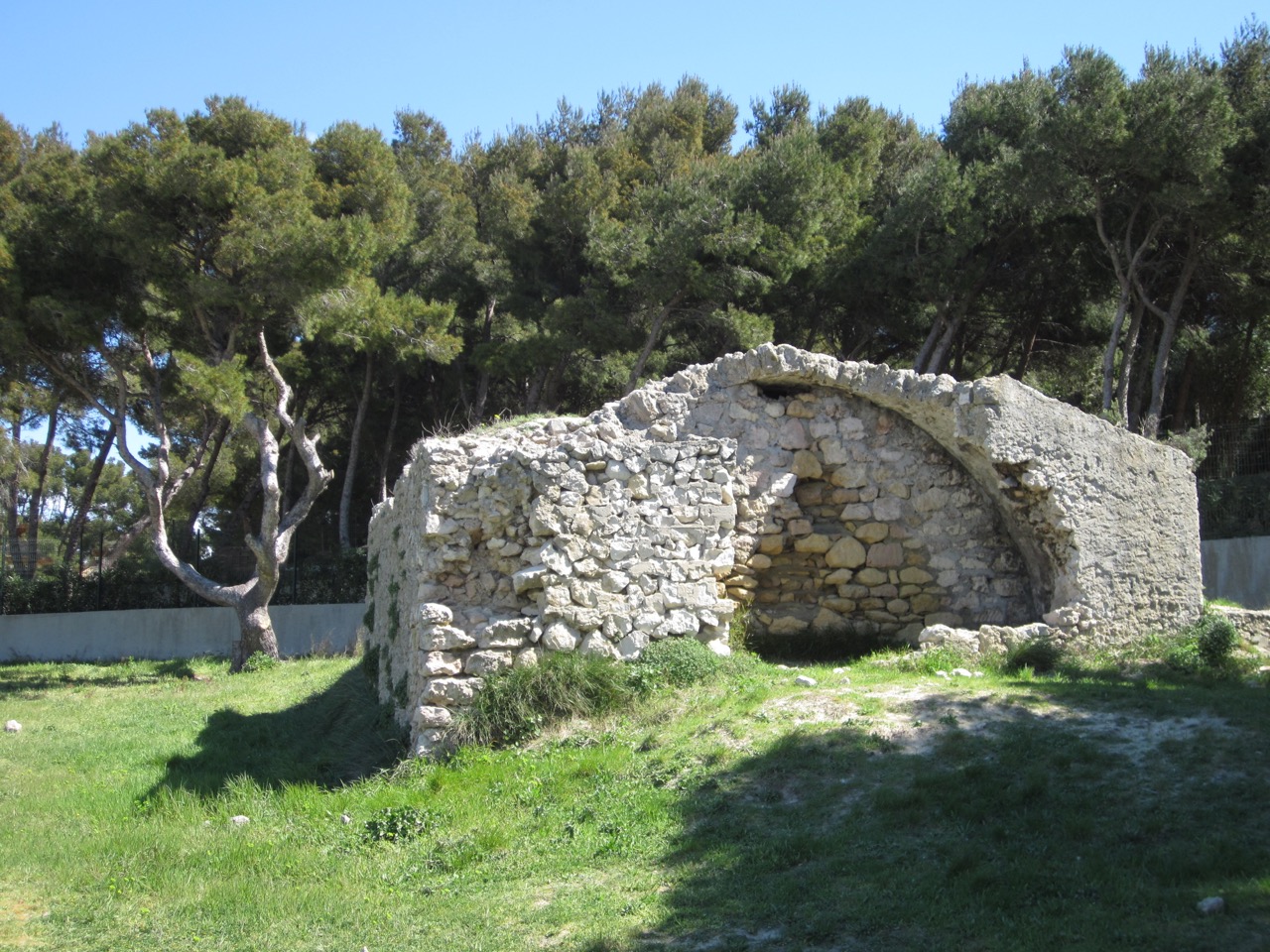 Ruine der Vorgängerkirche