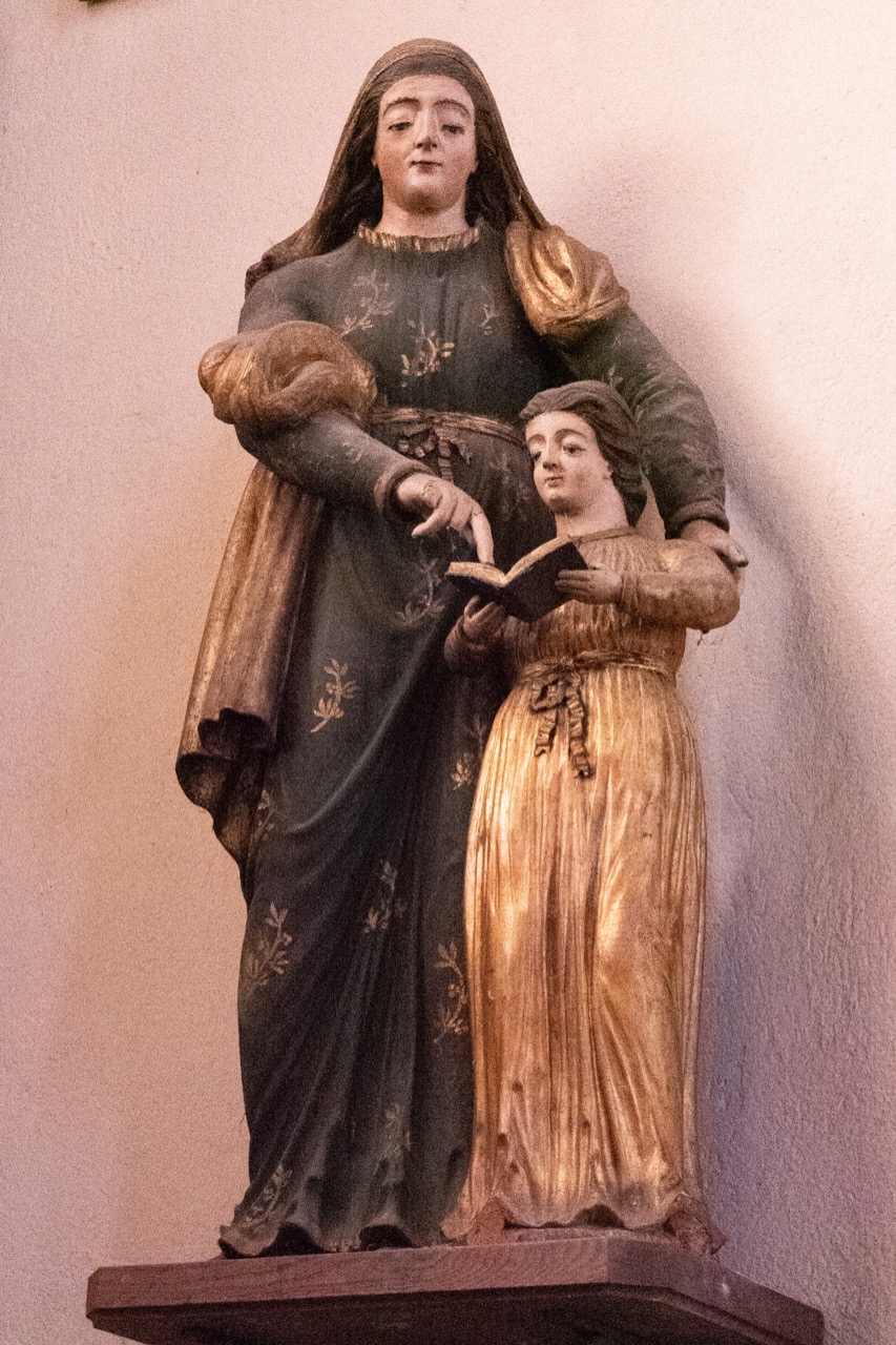 Steinfigur „Erziehung der Jungfrau Maria“ (17. Jh.)