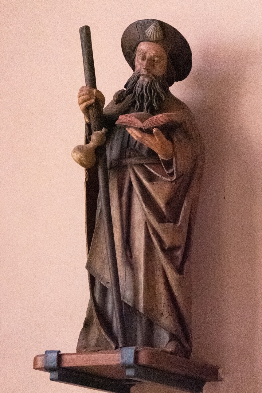Bemalte Holzfigur des hl. Jakob in Pilgertracht (um 1500)