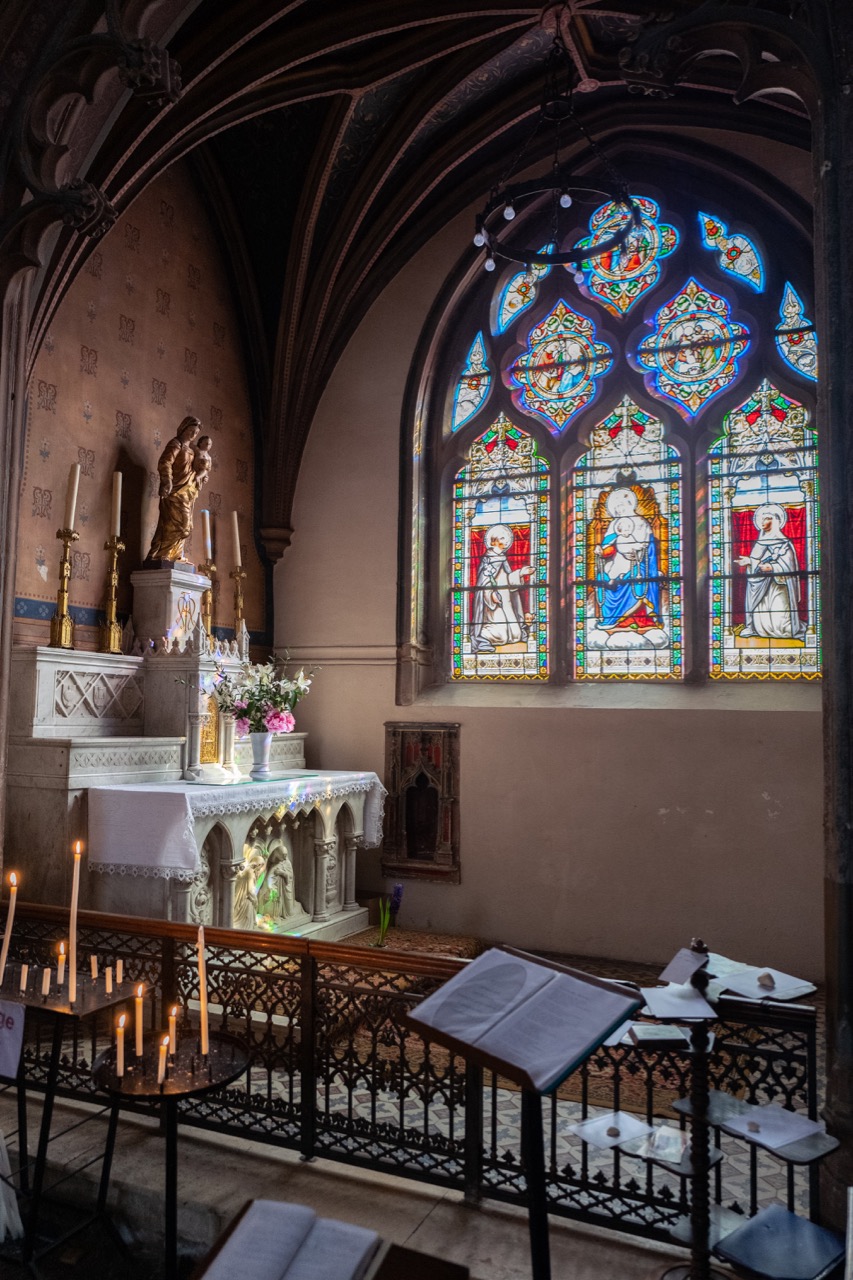 Marienkapelle („Chapelle de la Vierge“) mit Marienstatue (18. Jh.) und Buntglasfenster von Champrobert (1876)