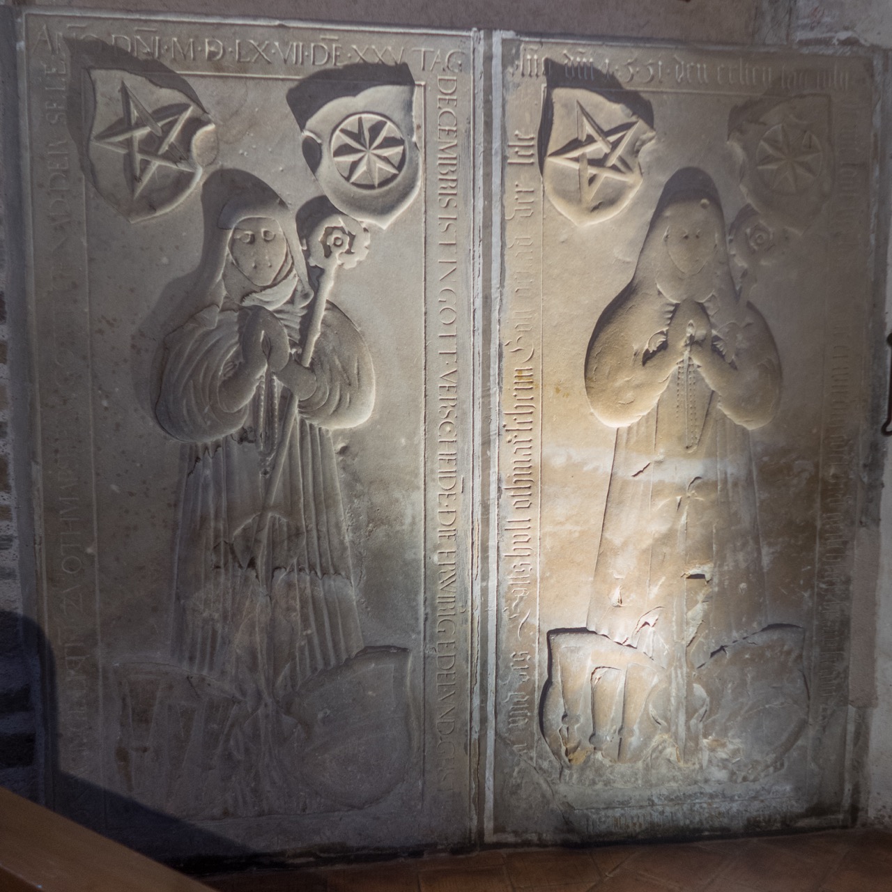 Links: Epitaph der Äbtissin Elisabeth Degelin von Wangen († 1567)