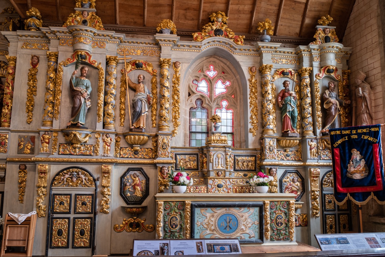 Rechter Seitenaltar (1710) mit Figuren der Apostel Petrus, Jakobus, Andreas und Paulus