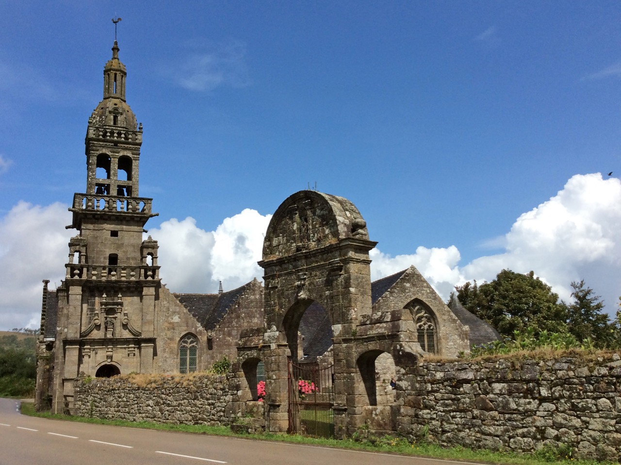 Ansicht des „Enclos Paroissial“ (Kirchhofs) von Süden