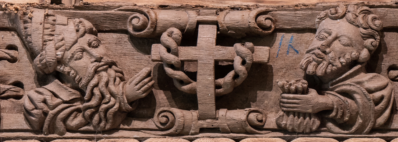 Dachbalken mit Darstellung des Judas, der dem Hohenpriester seinen Verräterlohn wiedergeben will (16. Jh.)