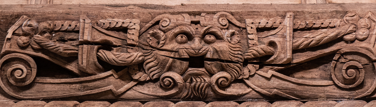 Dachbalken mit Maske (16. Jh.)