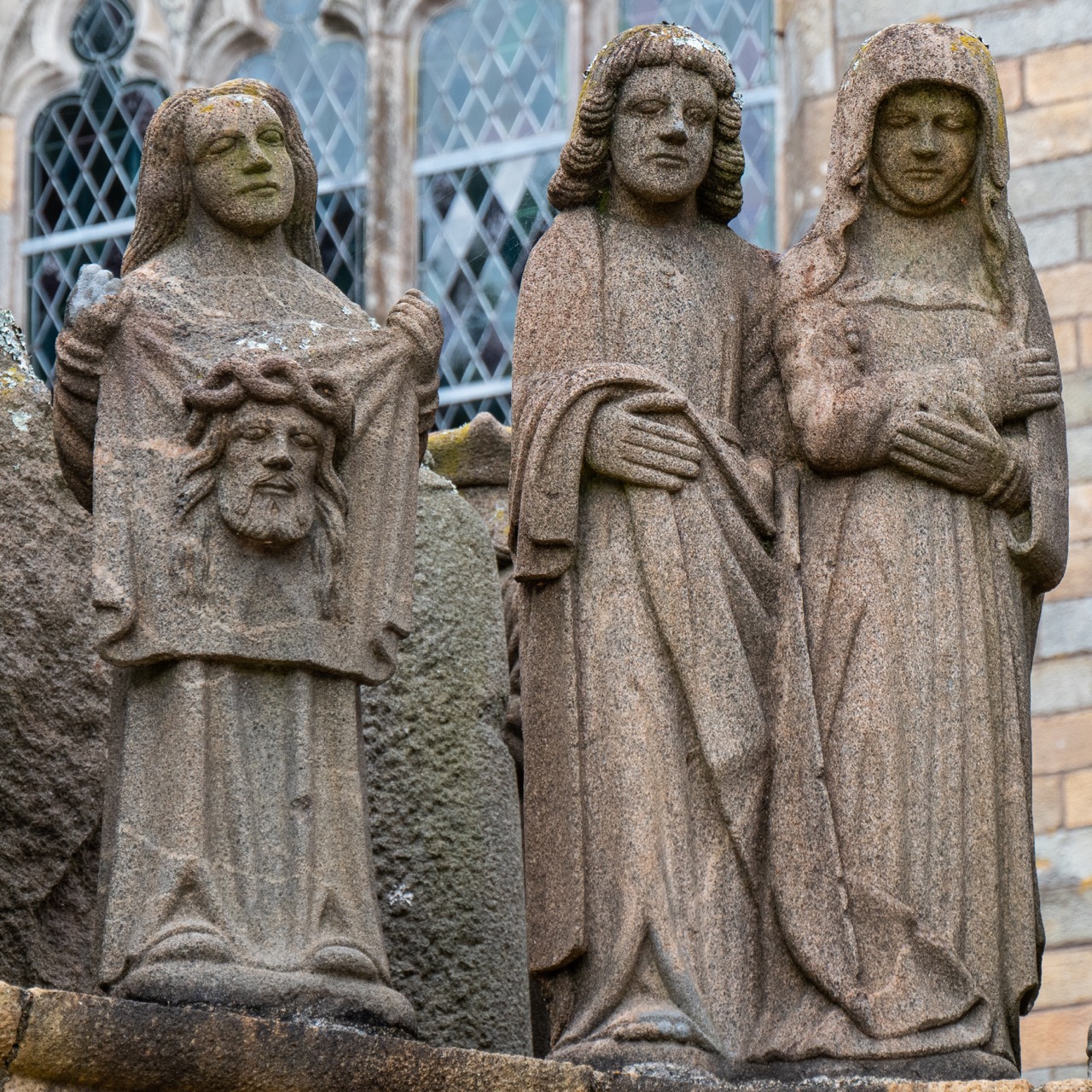 Calvaire, Südseite (Veronika, Johannes und Maria am Kreuzweg)