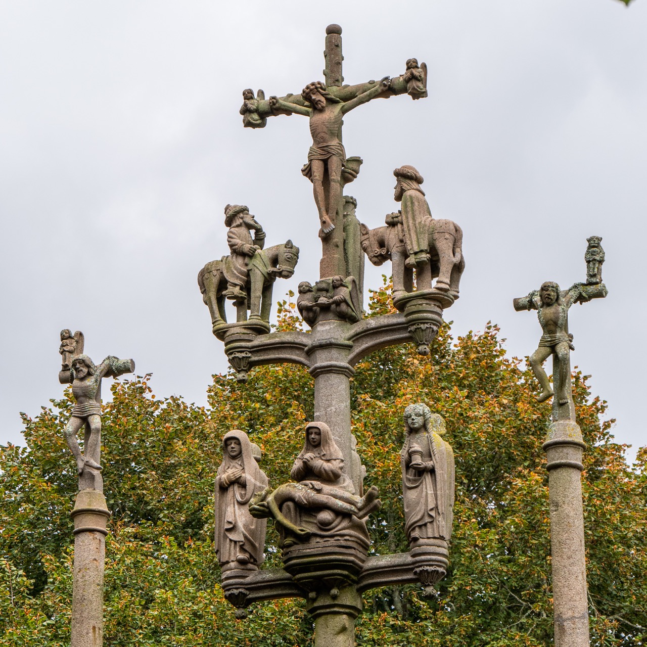Calvaire, Westseite (Kreuzigungsgruppe)