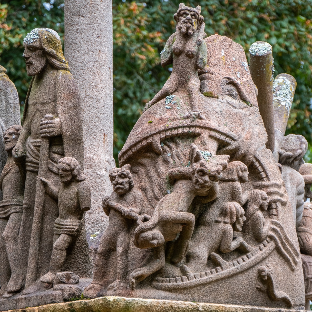 Calvaire, Westseite (links: Jesus rettet zwei Erwählte aus dem Fegefeuer, rechts: die Verdammten im Höllenschlund, darunter die halblegendäre Tänzerin Katel Kollet)