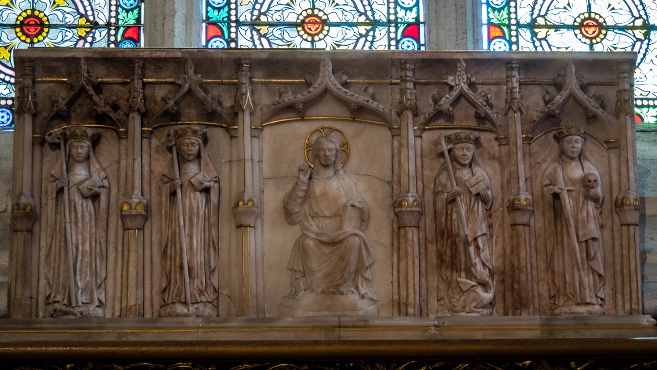 Engelskapelle, englisches Alabaster-Altarbild (15. Jh.) mit Christus und den vier Kardinaltugenden