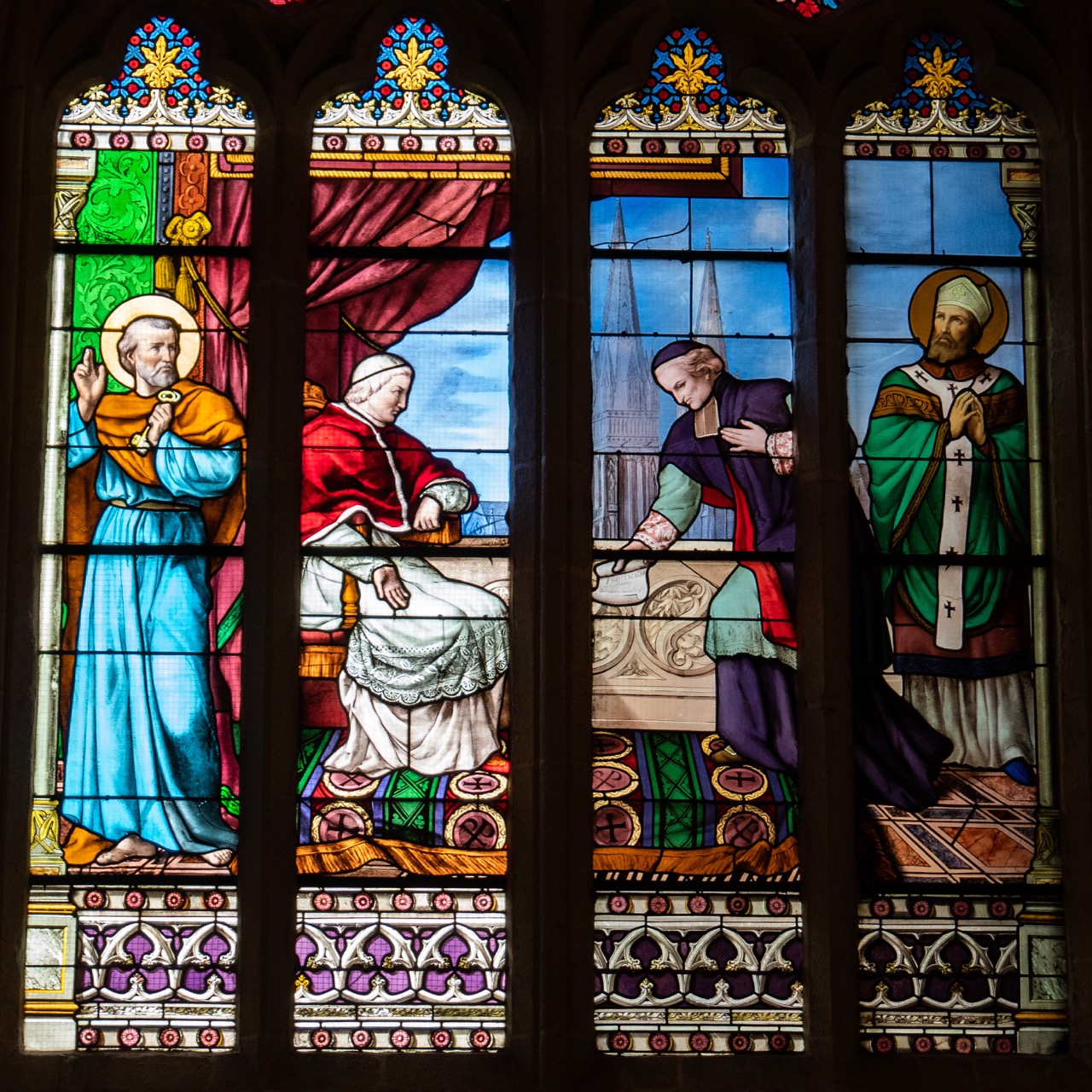 Buntglasfenster mit Abbildung von Mgr. Conan Saint Luc, der gegen die Zivilverfassung des Klerus protestiert (Hirsch, 1869)