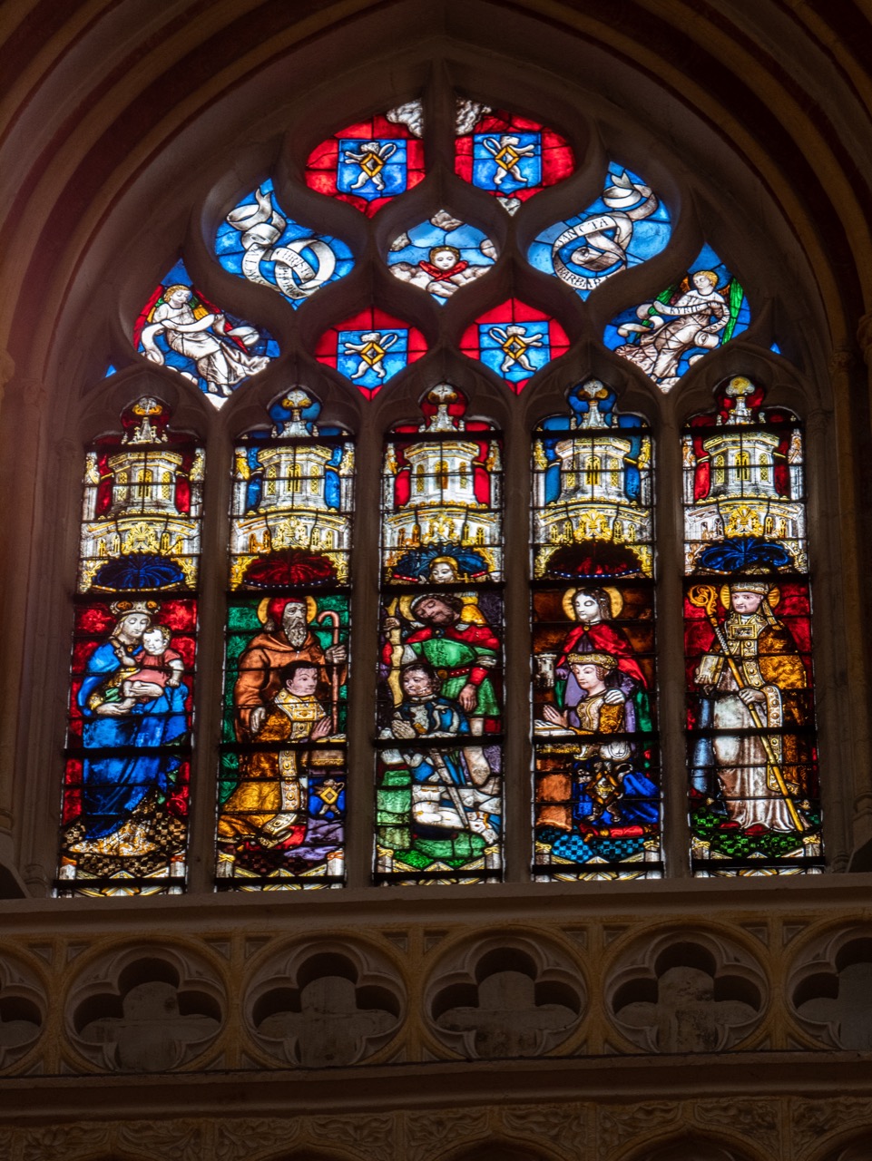 Obergadenfenster im Langhaus mit Personen aus Kerguelenen (Jamin Soyer, Ende 15. Jh.)