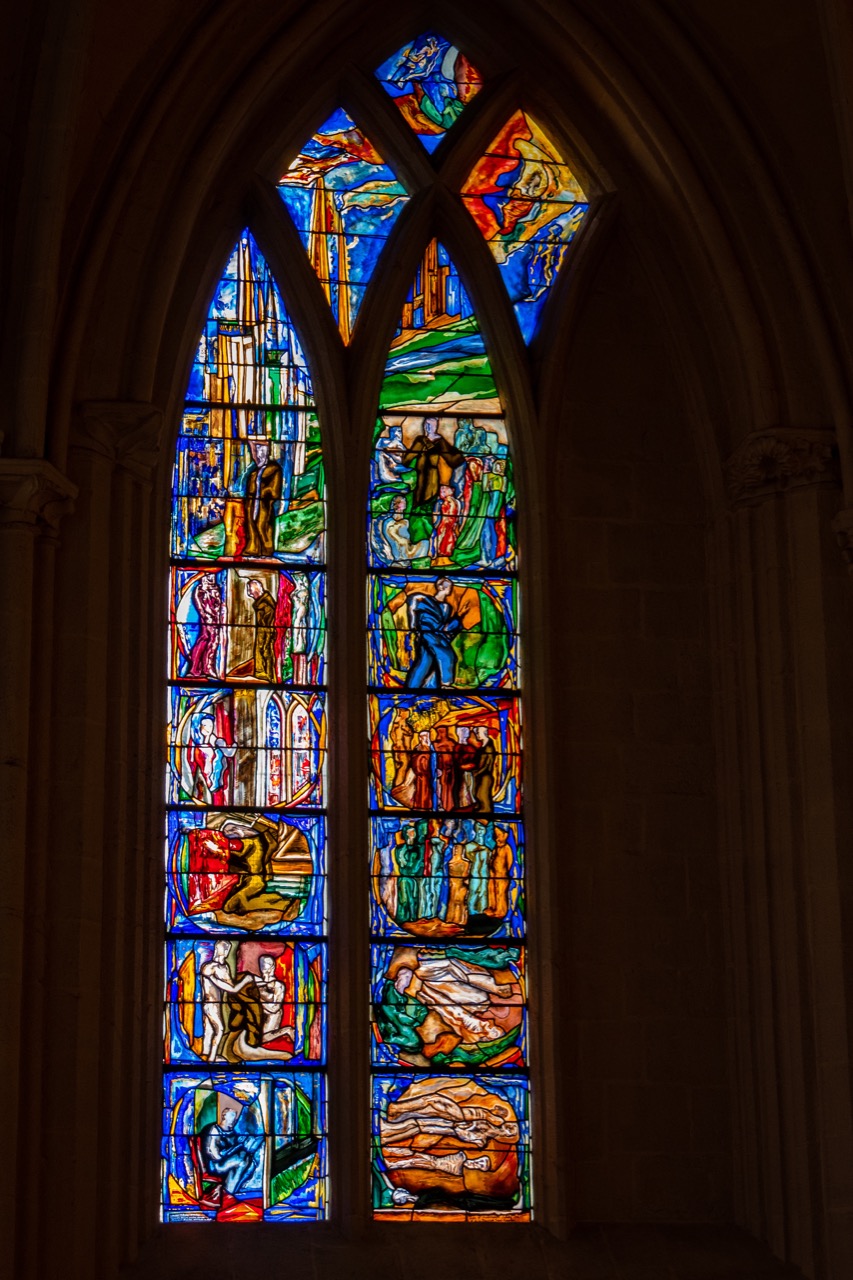 Engelskapelle, Buntglasfenster zur Erinnerung an den Franziskaner Jean Discalceat, genannt „Santig Du“ (Anna Stein, 1993)