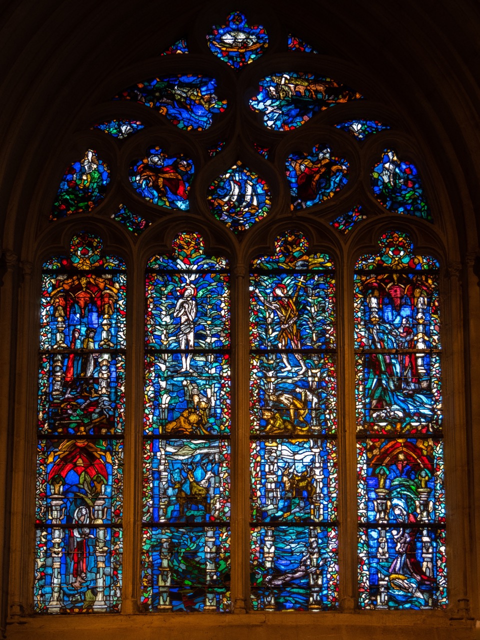 Taufkapelle, Buntglasfenster mit verschiedenen Wasser-Themen (Jean-Jacques Grüber, 1980)