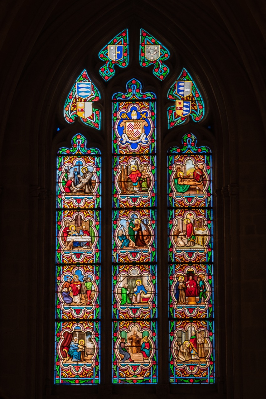Nördliches Seitenschiff, Buntglasfenster mit Szenen aus dem Leben des hl. Yves