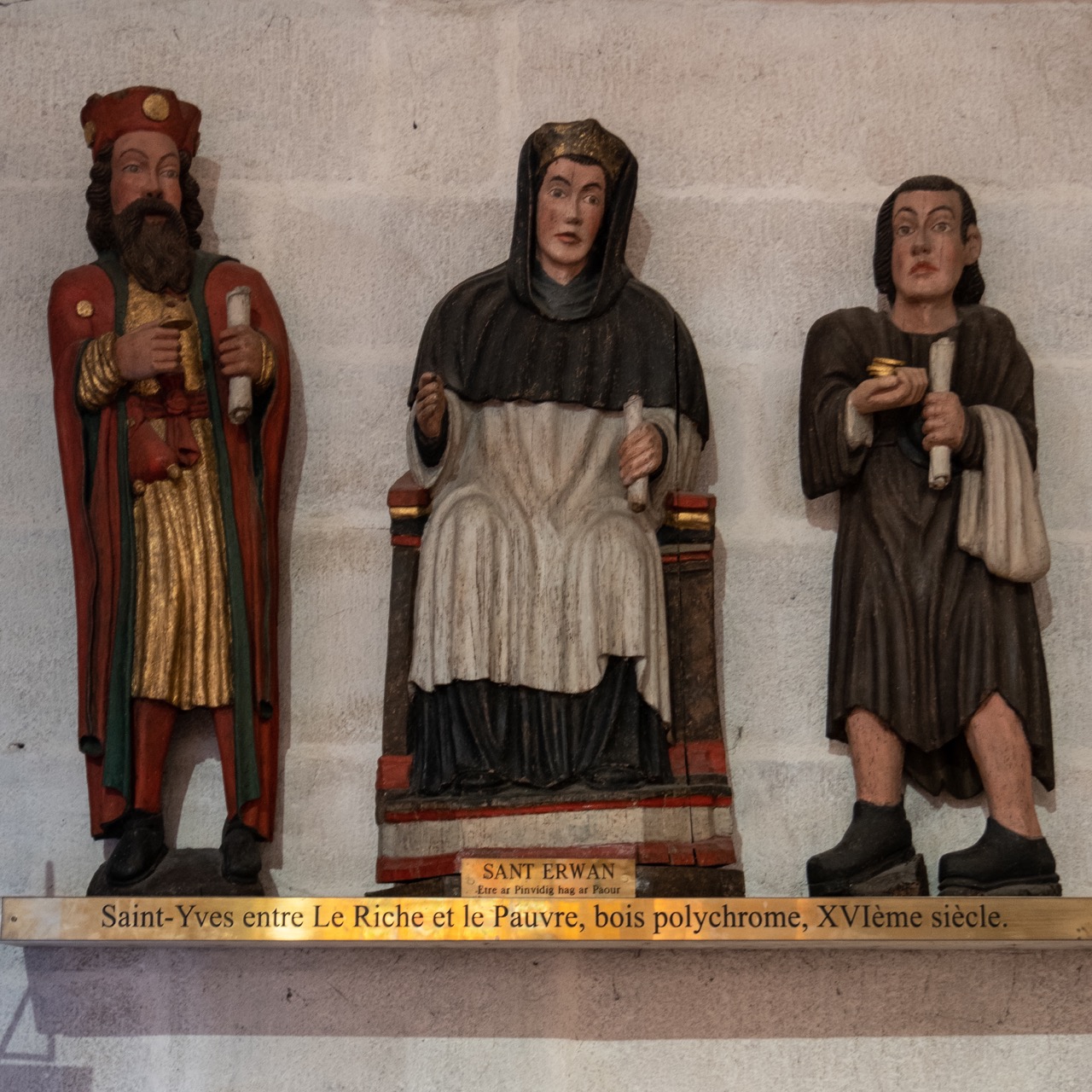 Statue des hl. Yves zwischen dem Reichen und dem Armen (16. Jh.)