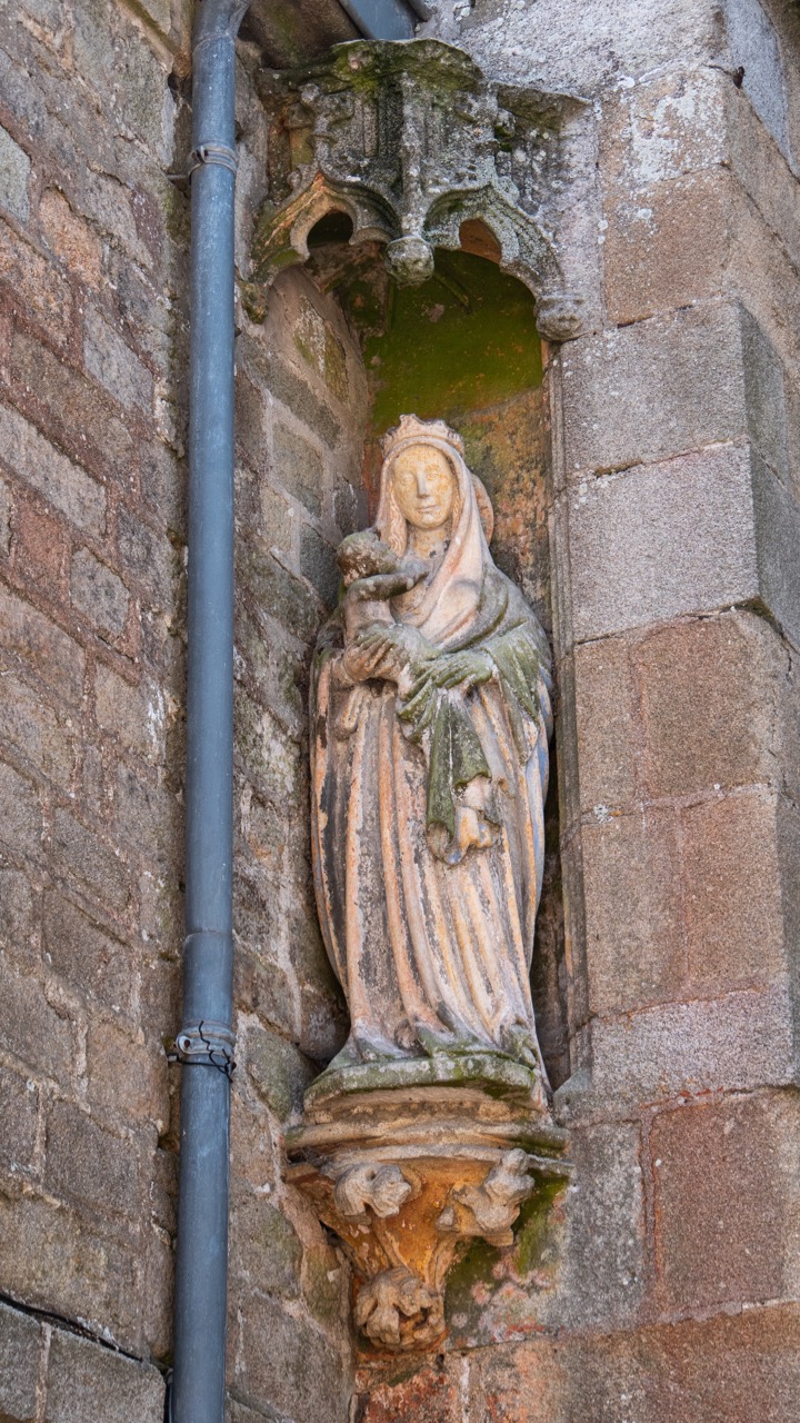 Statue der „Maria Lactans“ (stillende Maria) von Kergornet