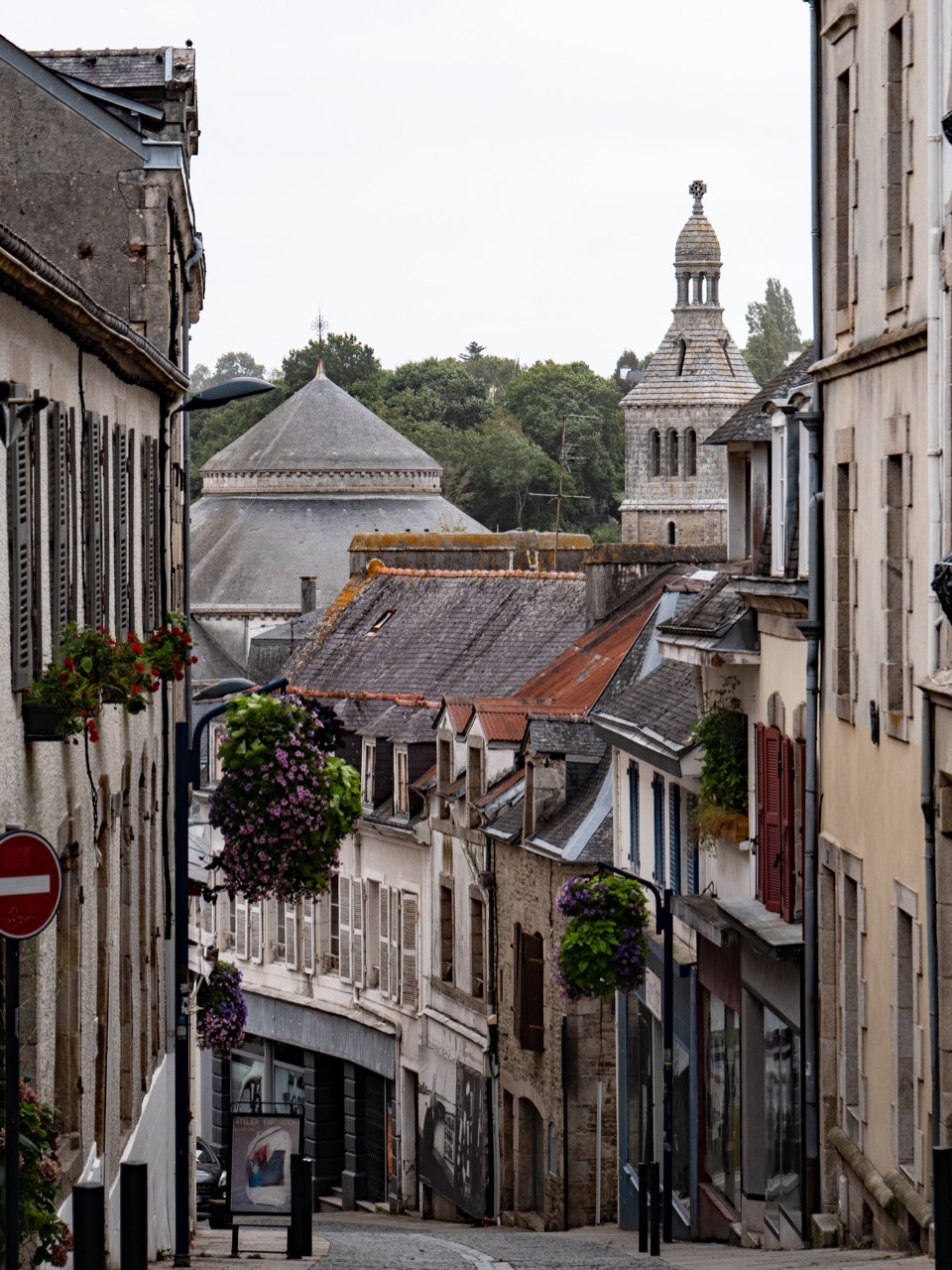 Ansicht von der Oberstadt durch die Rue Savary