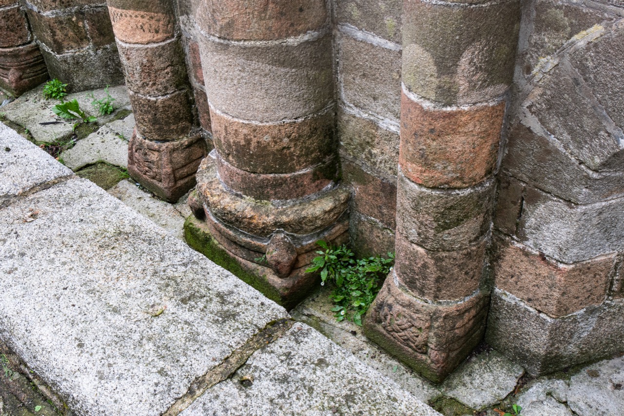 Sockel der Dienste an der Choraußenseite