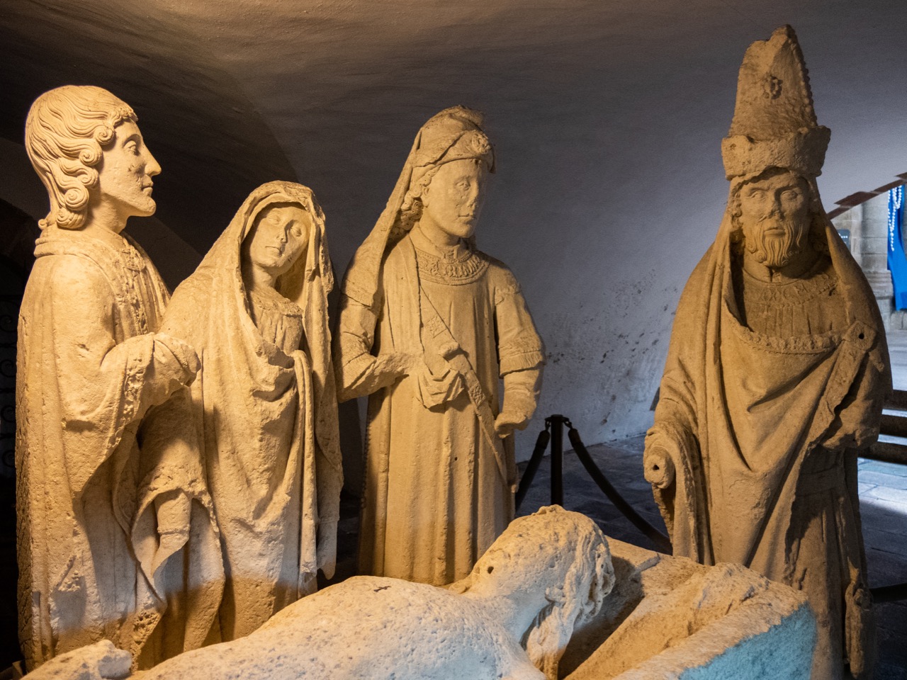 Grablegungsgruppe in der Krypta (um 1500), Johannes, Maria, Abibas und Nikodemus